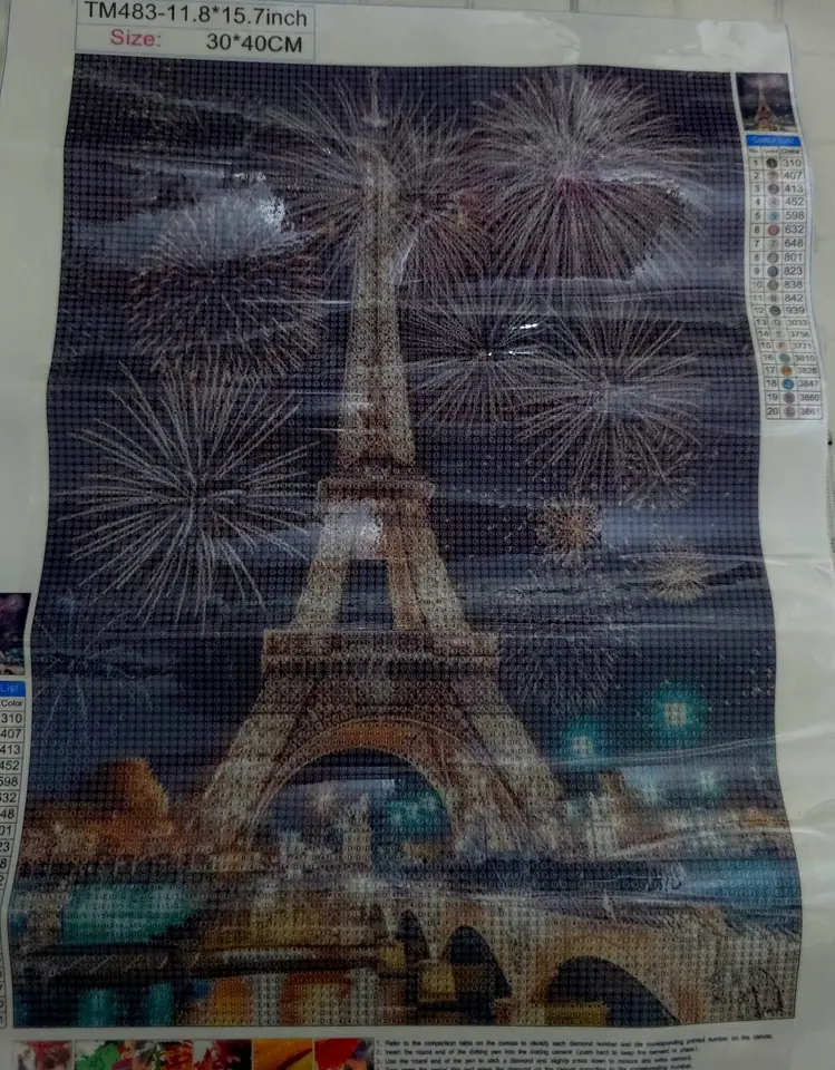 Torre Eiffel, con fuegos artificiales.