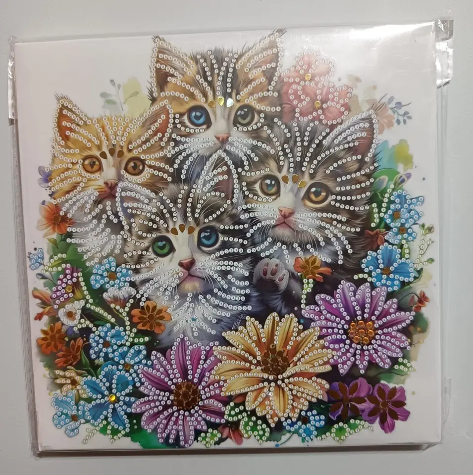 Muchos gatos brillantes.