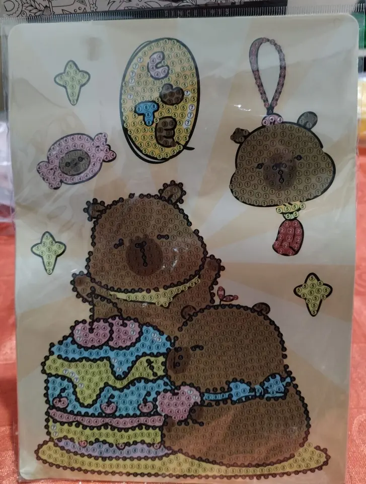 Cuadrito de cartón, capibara con torta.