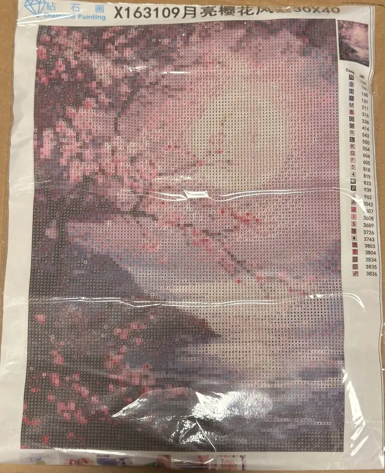 Arbol rosa en la orilla.