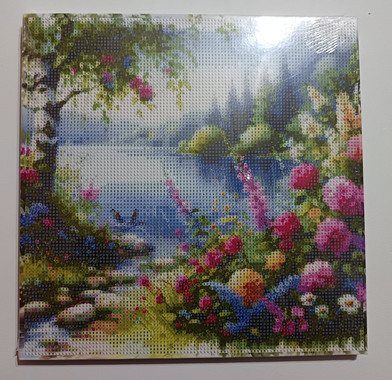 Lago con flores rosadas.