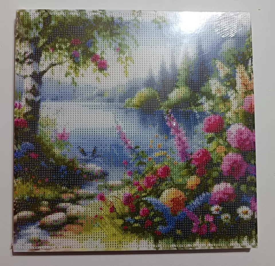 Lago con flores rosadas.