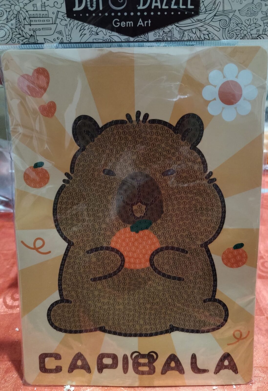 Cuadrito de cartón, capibara naranja.