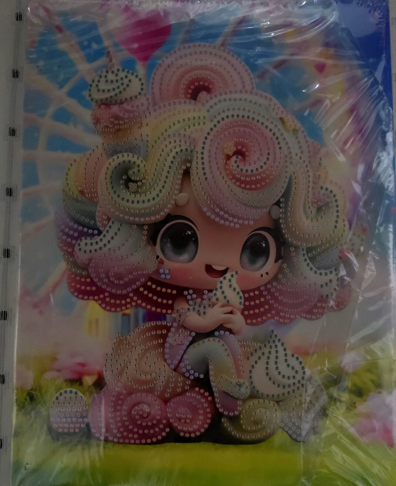 Cuadro muñeca, con mosaico atrás.