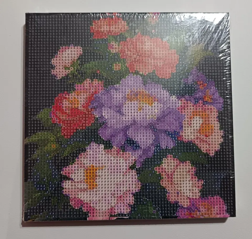 Flores violetas y rojas.