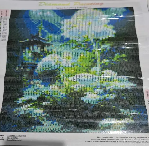 Flores blancas, con casa.