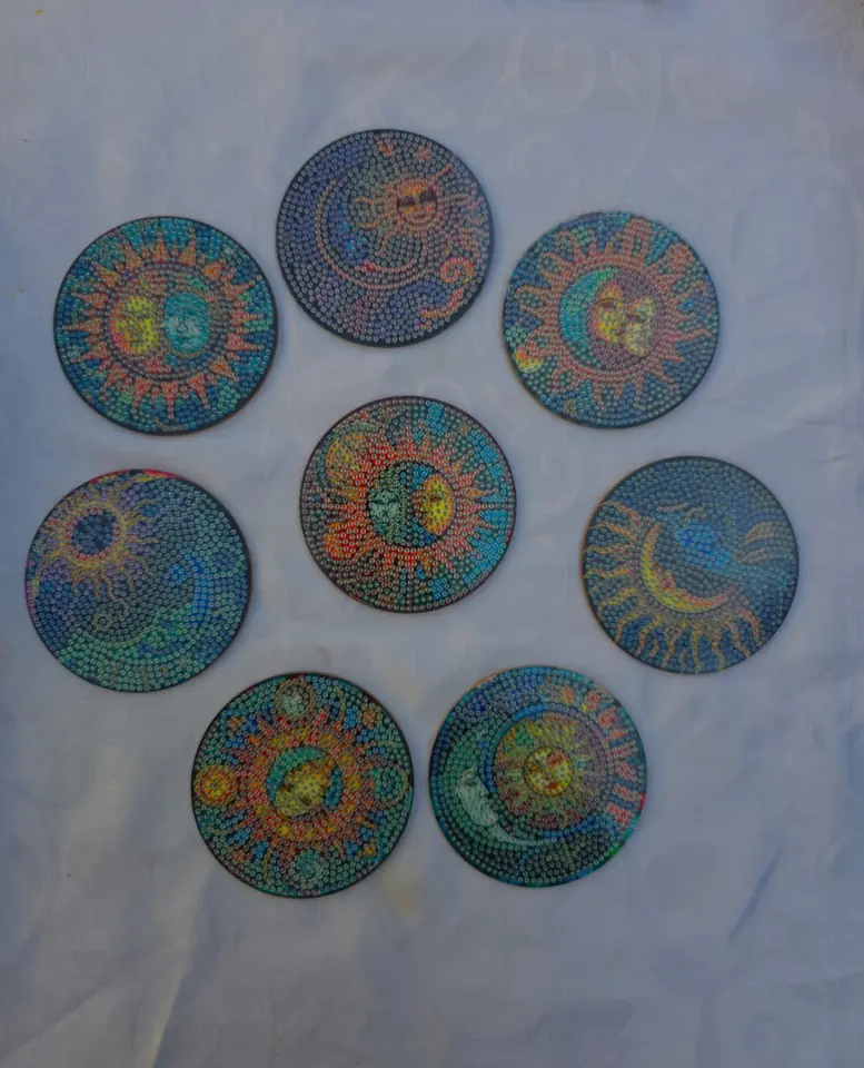 Posa vasos sol y luna.