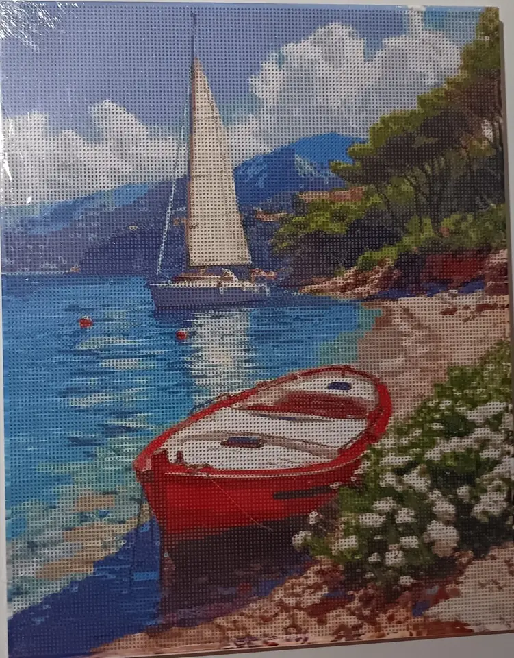 Canoa en la orilla.
