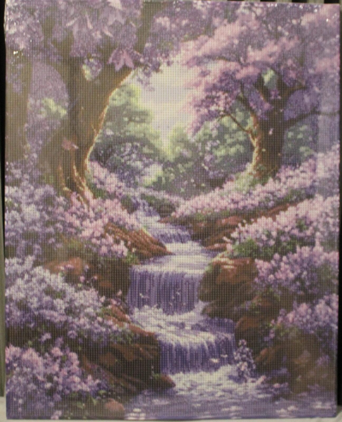 Cascada con arboles violetas