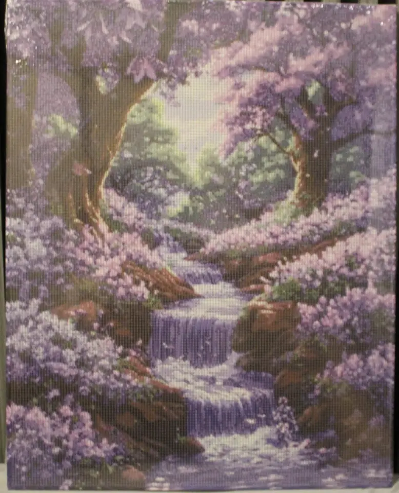Cascada con arboles violetas