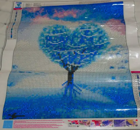 Paisaje árbol con corazón celeste.