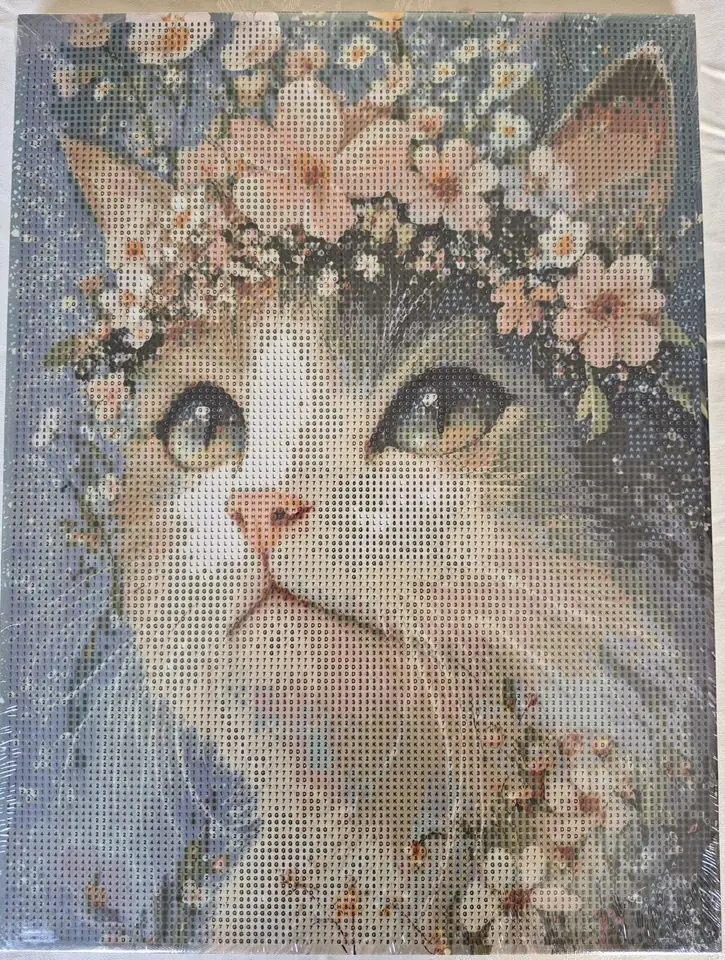 Gato con corona de flores