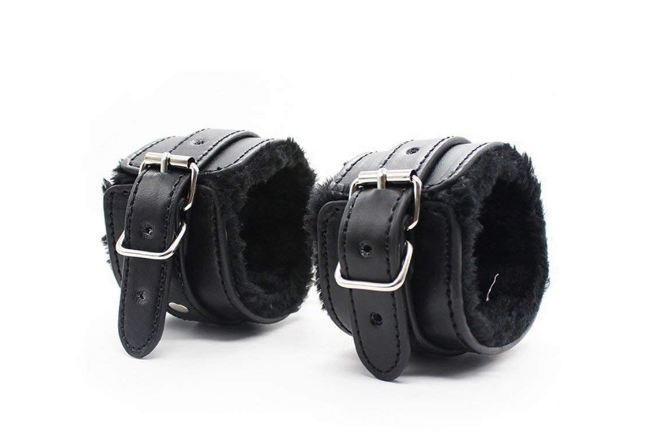 ESPOSAS CUERO NEGRO CON PELUCHE