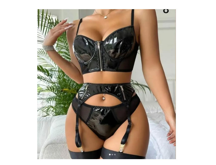 CONJUNTO SENSUAL CON TOP SIMIL CUERO, TANGA Y PORTALIGAS
