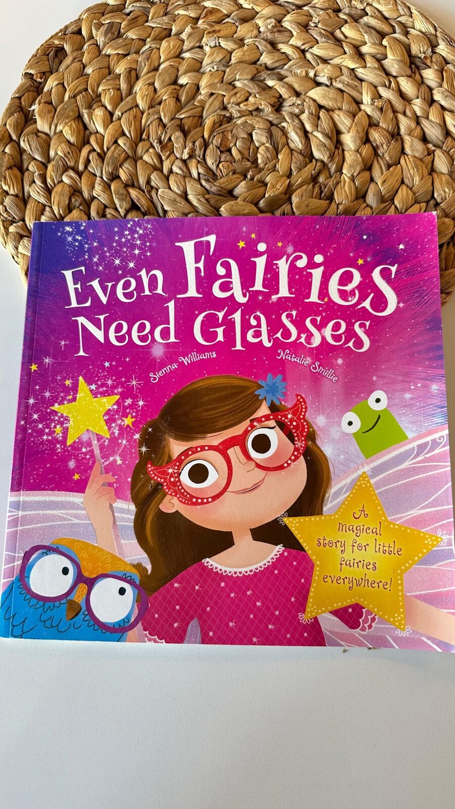 Libro en inglés “Evene Fairies Need Glasses”