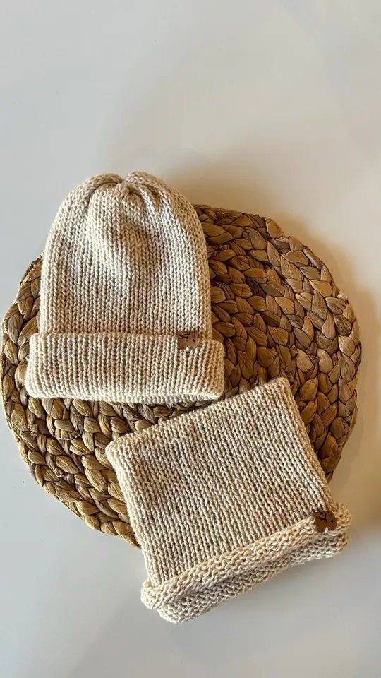Set tejido: gorro y cuellito