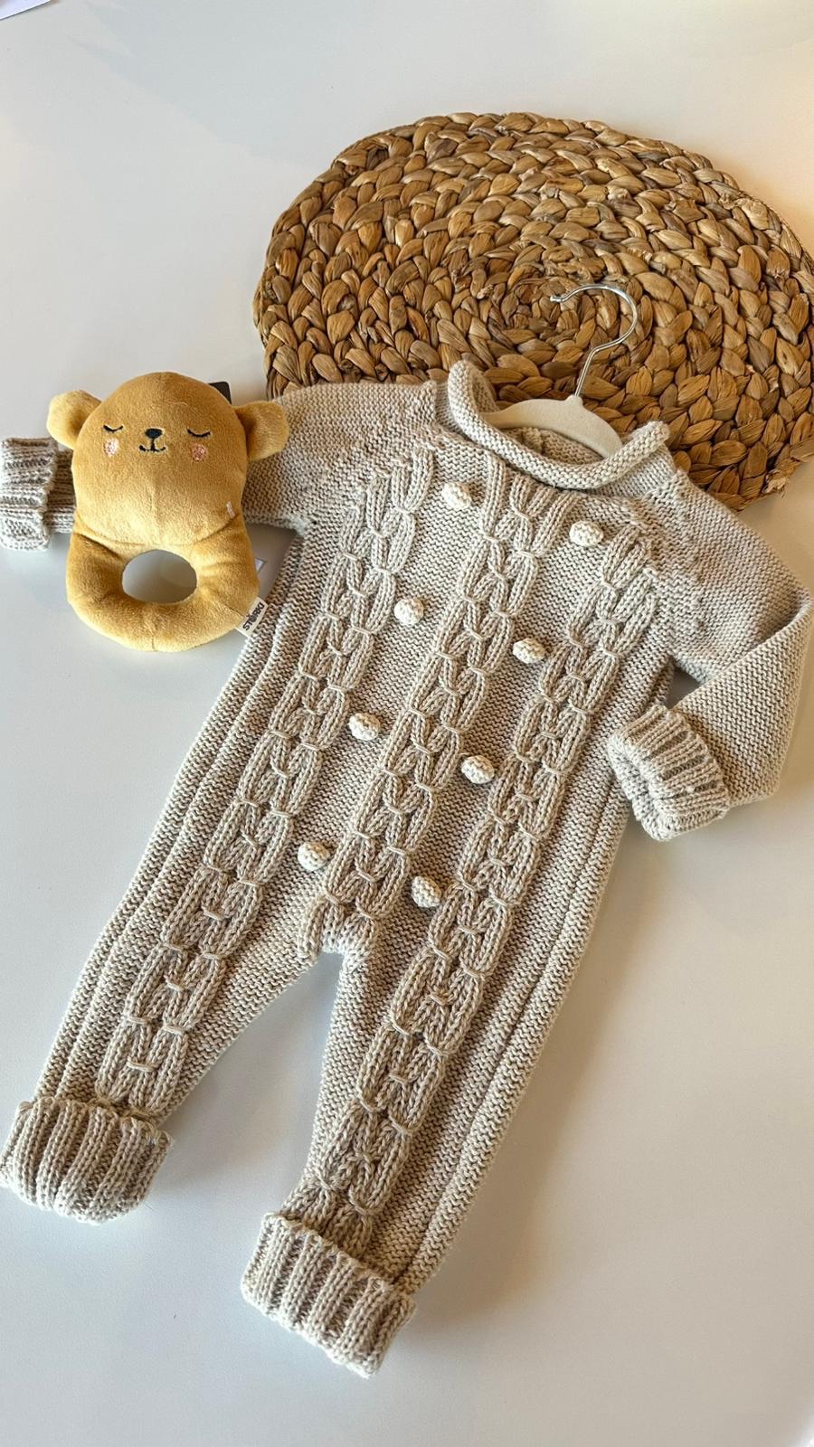 Enterito tejido color beige talle 3-6 meses
