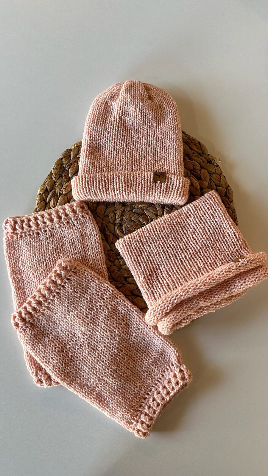 Set tejido: gorro, polainas y cuellito