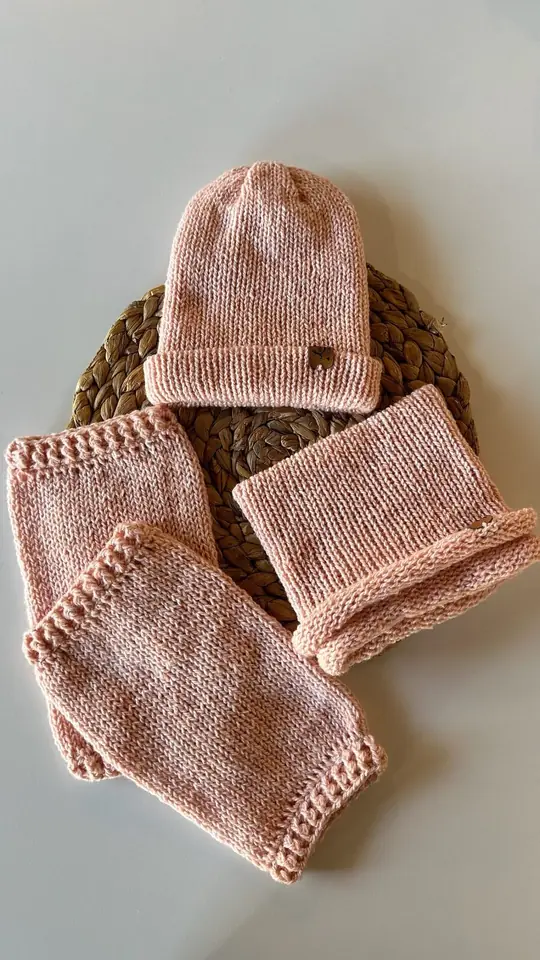 Set tejido: gorro, polainas y cuellito