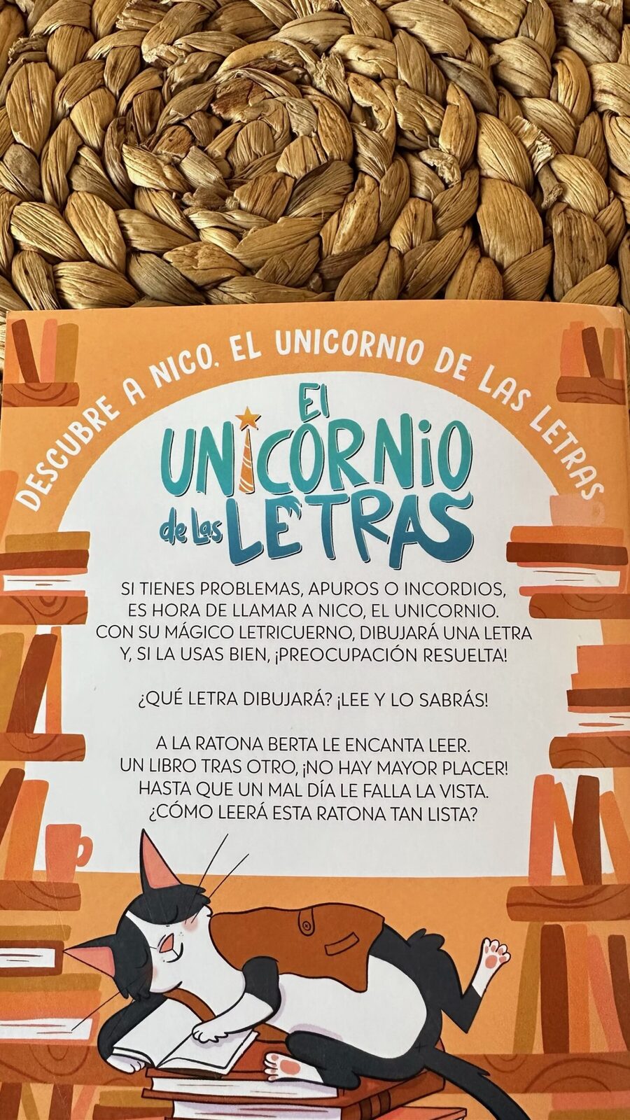 El Unicornio de las letras. Una biblioteca, mil libros y la ratona Berta en peligro.
