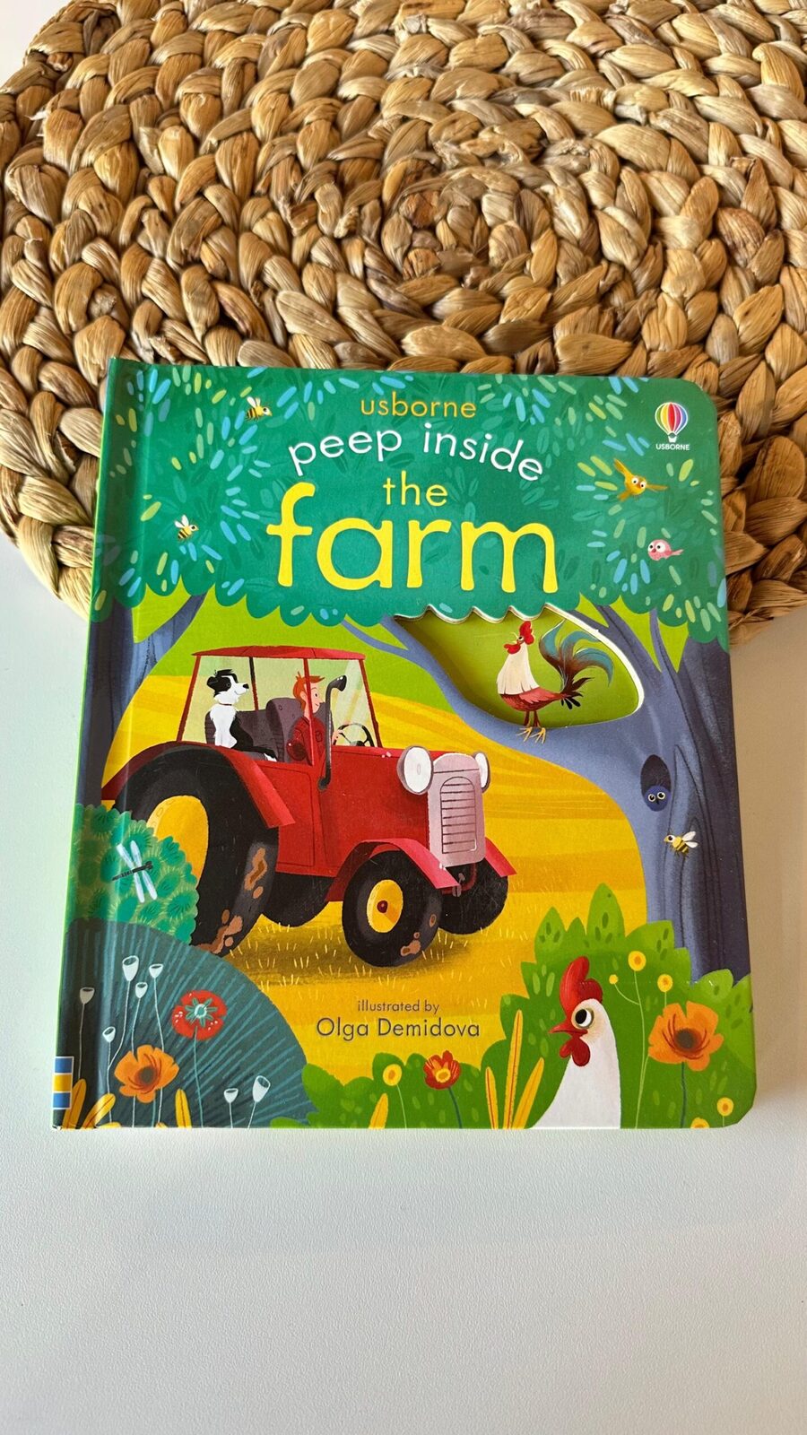 Libro en inglés “Usborne peep inside the farm”