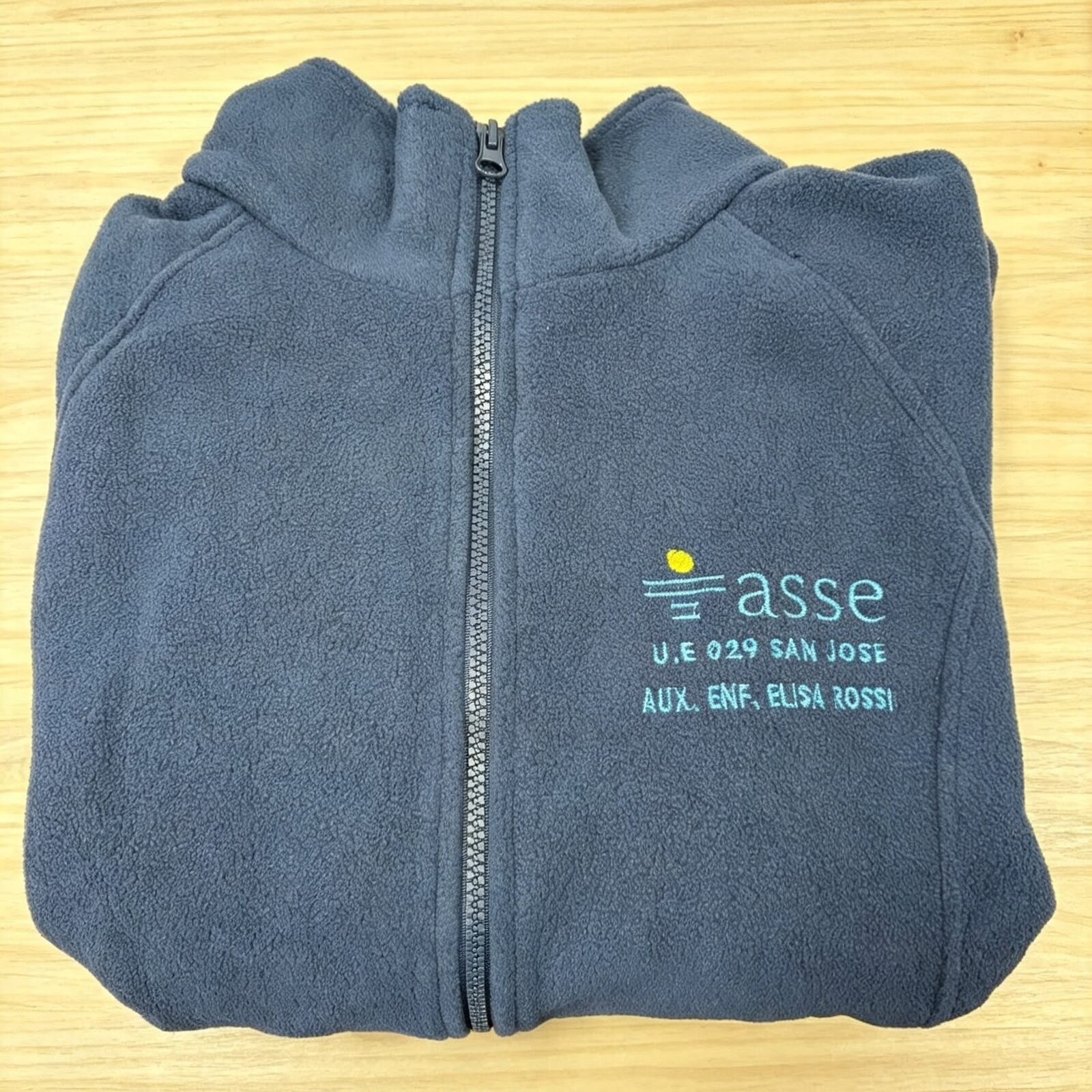CAMPERA POLAR CON BORDADO LOGO Y/O NOMBRE ADELANTE