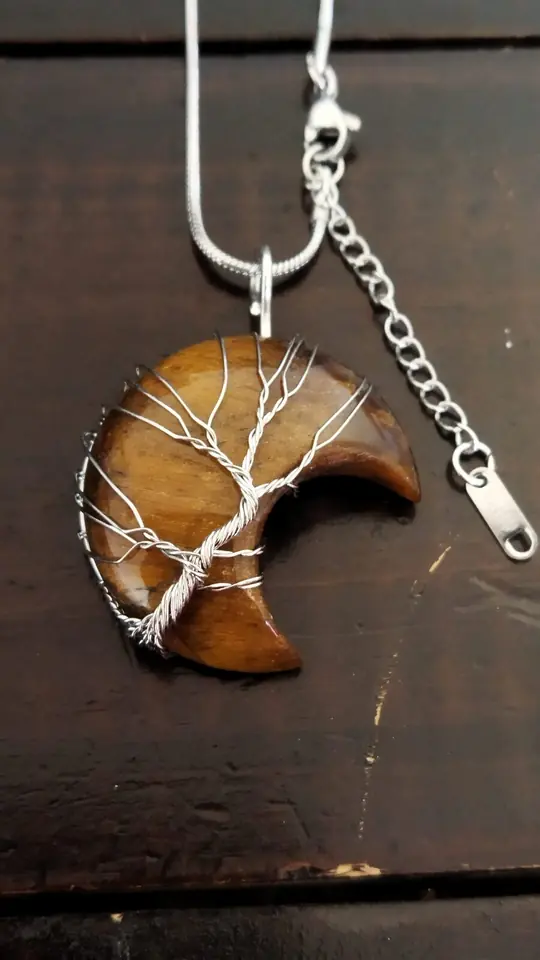Collar Ojo de Tigre en forma de luna con árbol de la vida