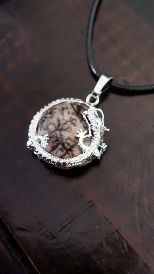 Collar Rodonita dragon medalla