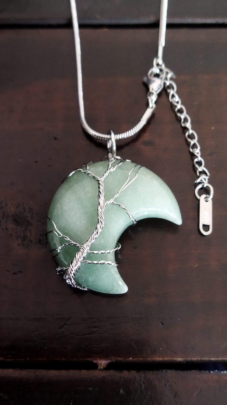 Collar Cuarzo Verde en forma de luna con arbol de la vida