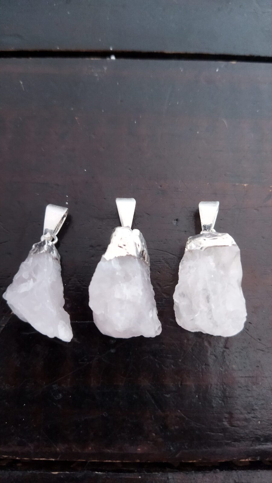 dije Cuarzo Rosa en bruto enchapado en plata