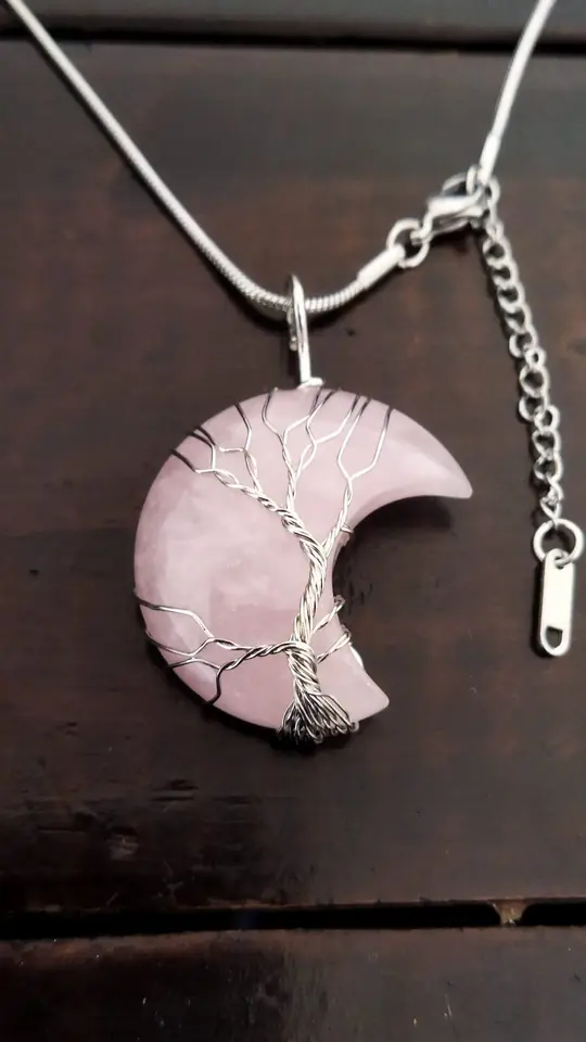 Collar Cuarzo Rosa en forma de luna con arbol de la vida