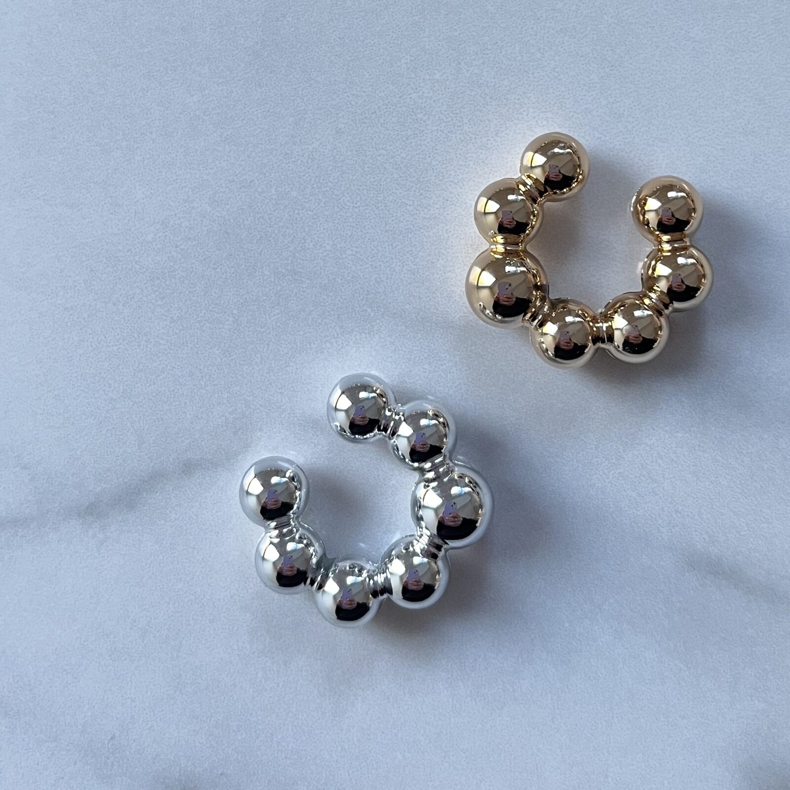 Ear cuff bolitas