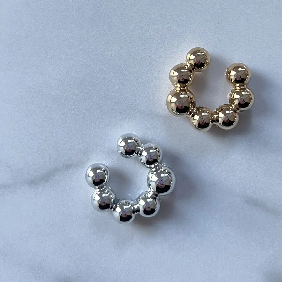 Ear cuff bolitas