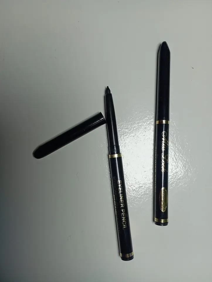 Delineador retráctil para ojos