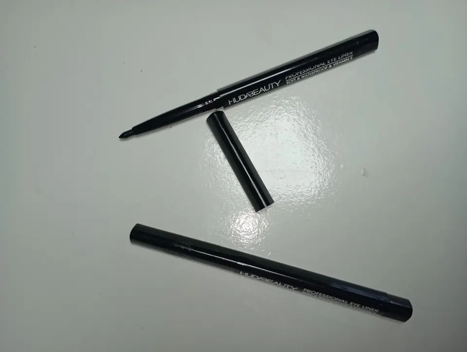 Delineador retráctil para ojos
