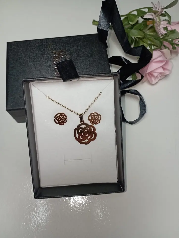Conjunto en Acero Quirúrgico – Rosas