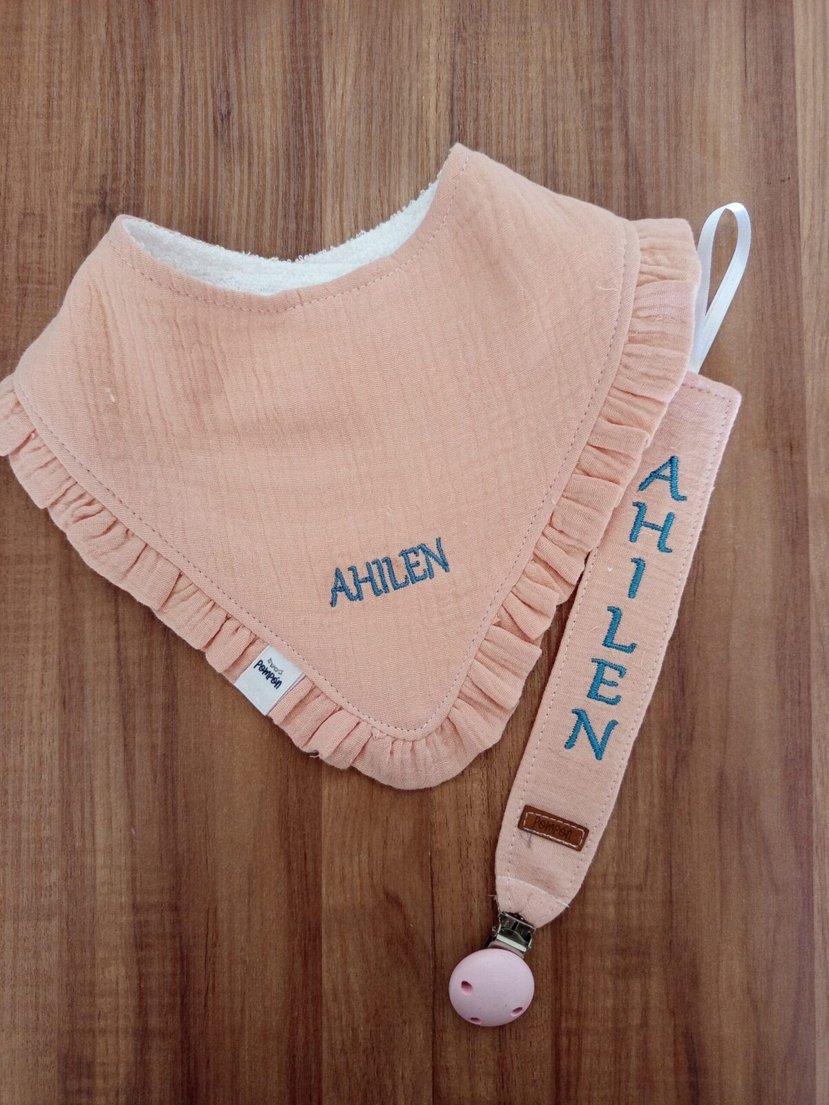 Babero y portachupetes personalizados
