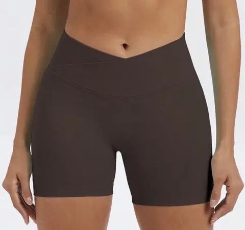 Short cintura en V + corte corazón