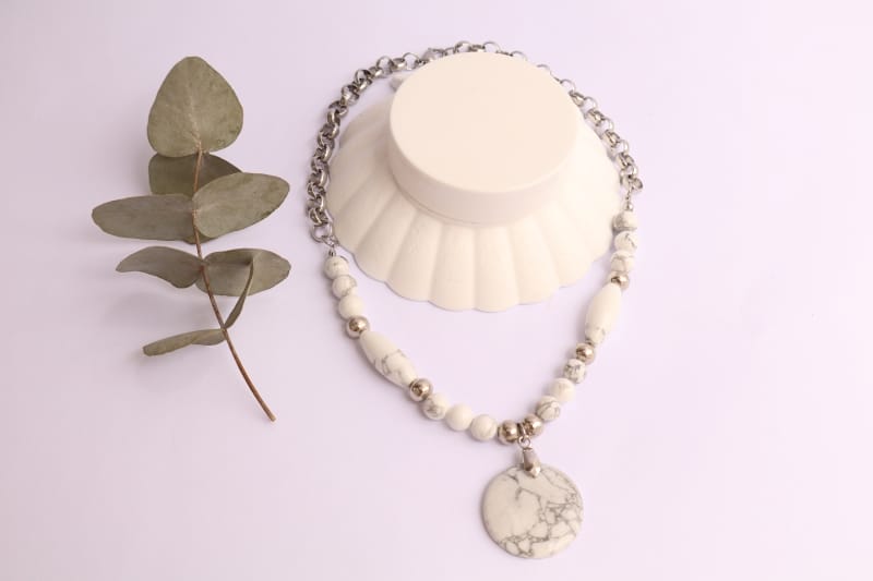 COLLAR EN PIEDRA HOWLITA