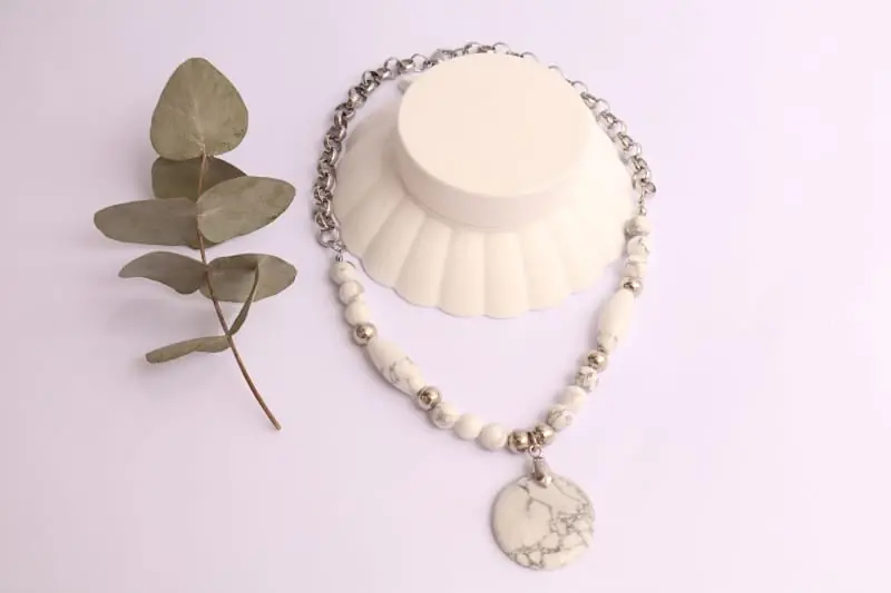 COLLAR EN PIEDRA HOWLITA