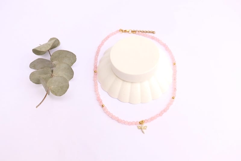 COLLAR CUARZO ROSA Y DIJE LIBÉLULA