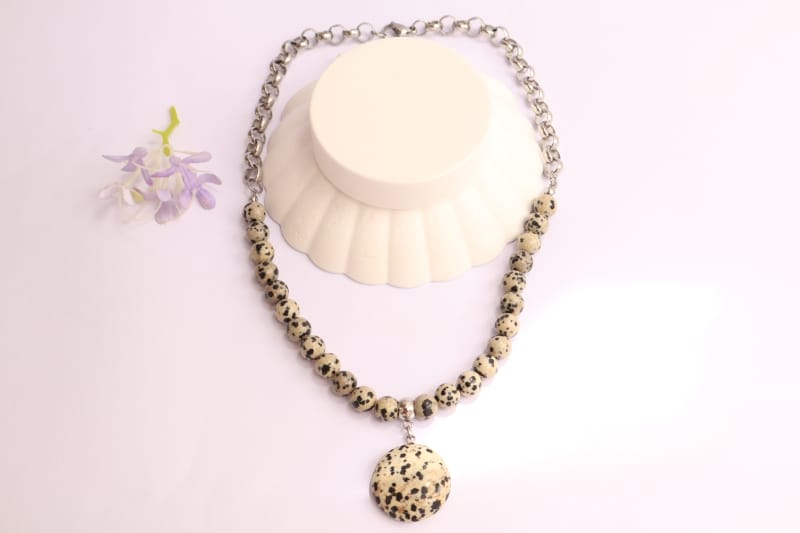 COLLAR EN PIEDRA JASPE DALMATA