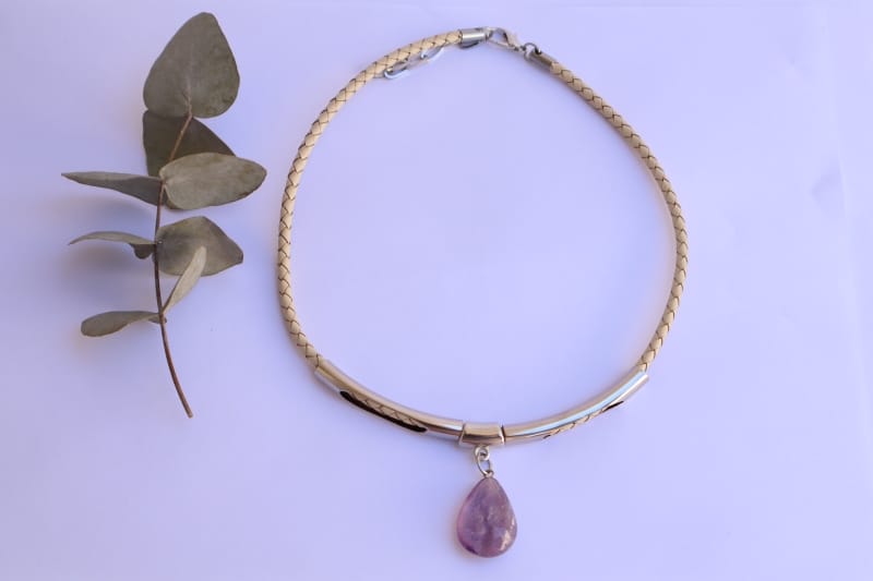 GARGANTILLA DE CUERO CON DIJE AMATISTA EN FORMA GOTA