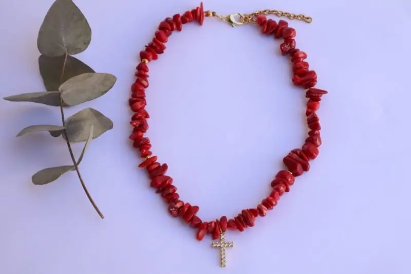 COLLAR EN CORAL ROJO Y DIJE CRUZ