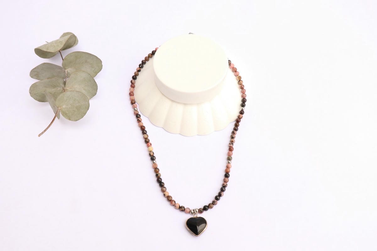 COLLAR EN RODONITA Y DIJE ONIX NEGRO