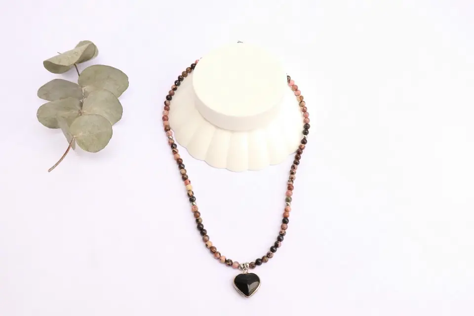 COLLAR EN RODONITA Y DIJE ONIX NEGRO