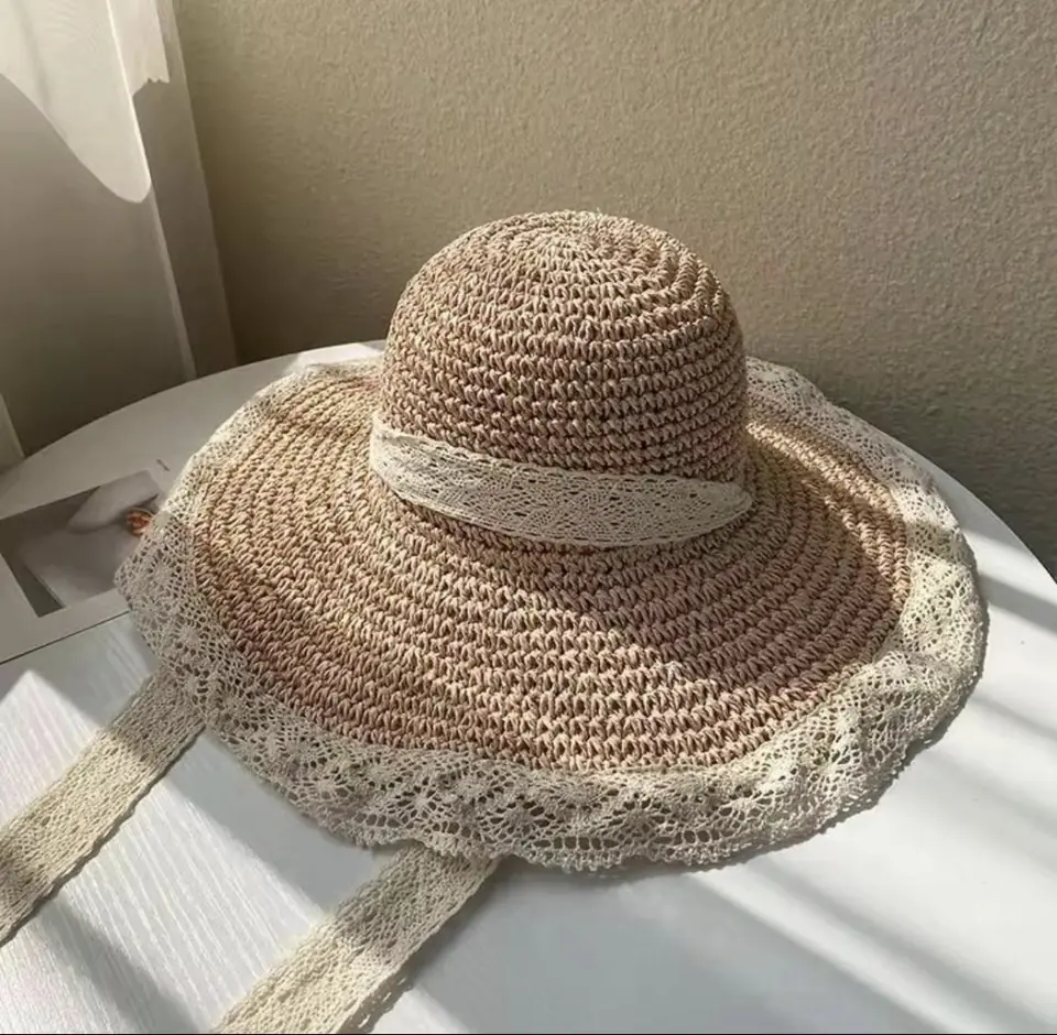 Capelina tejida con puntillas