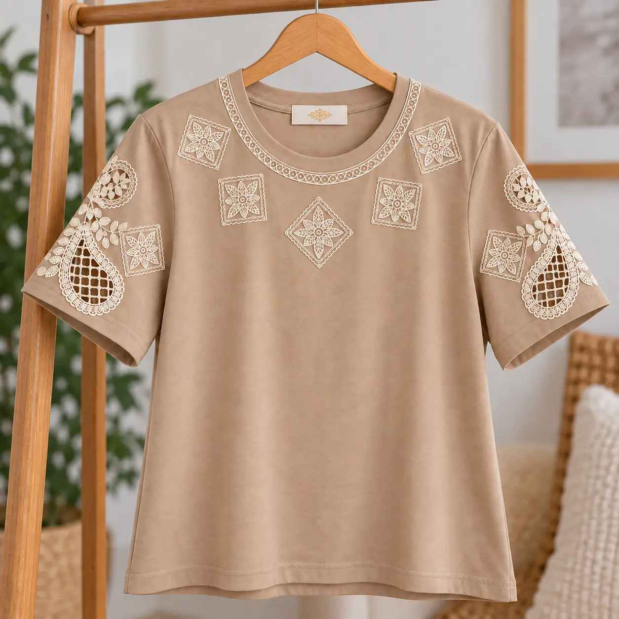 Remera con encaje - 110 contorno de busto- beige tostado