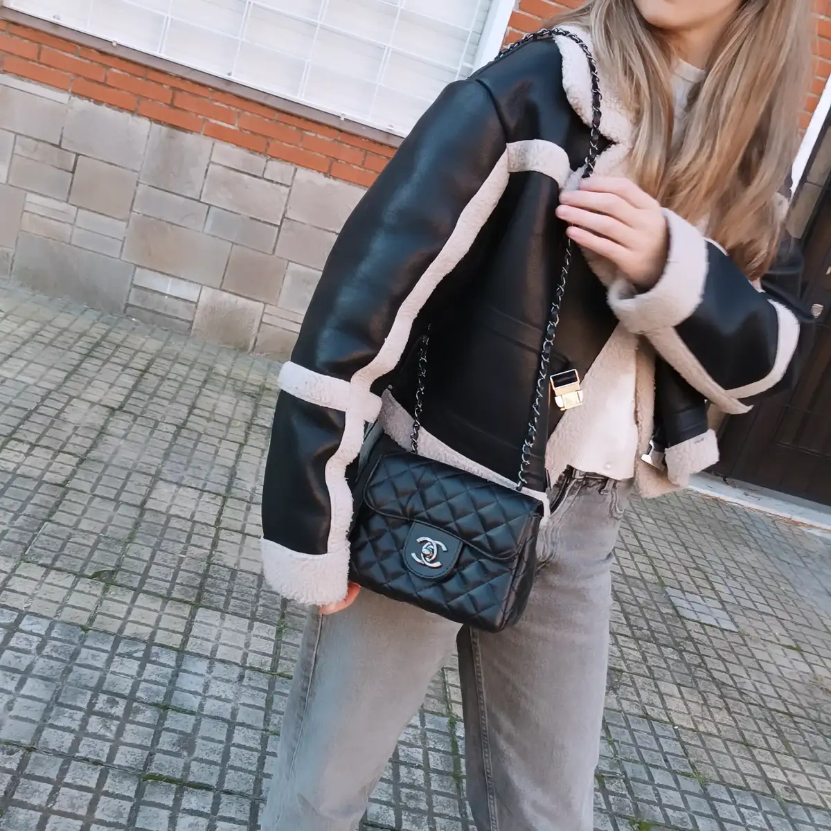 Chanel mini correa plateada