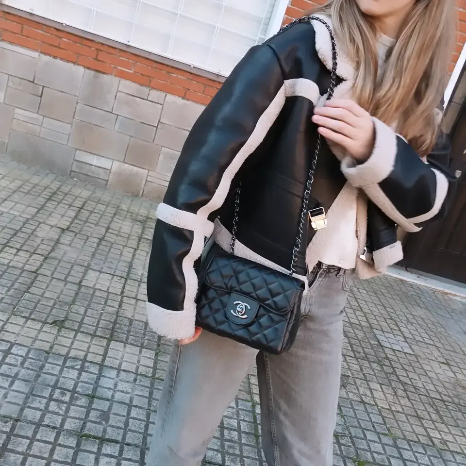 Chanel mini correa plateada